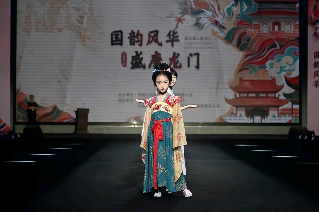 传承汉服文化 ：一件汉服温暖一座城