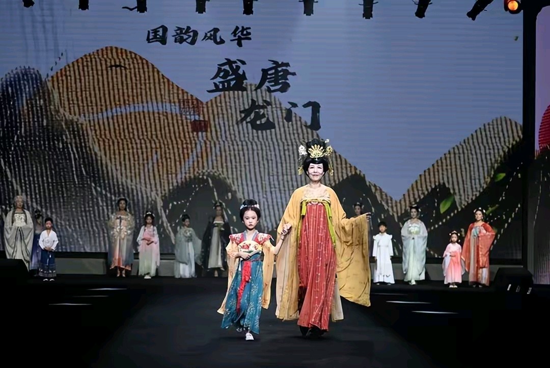 传承汉服文化 ：一件汉服温暖一座城（图2）
