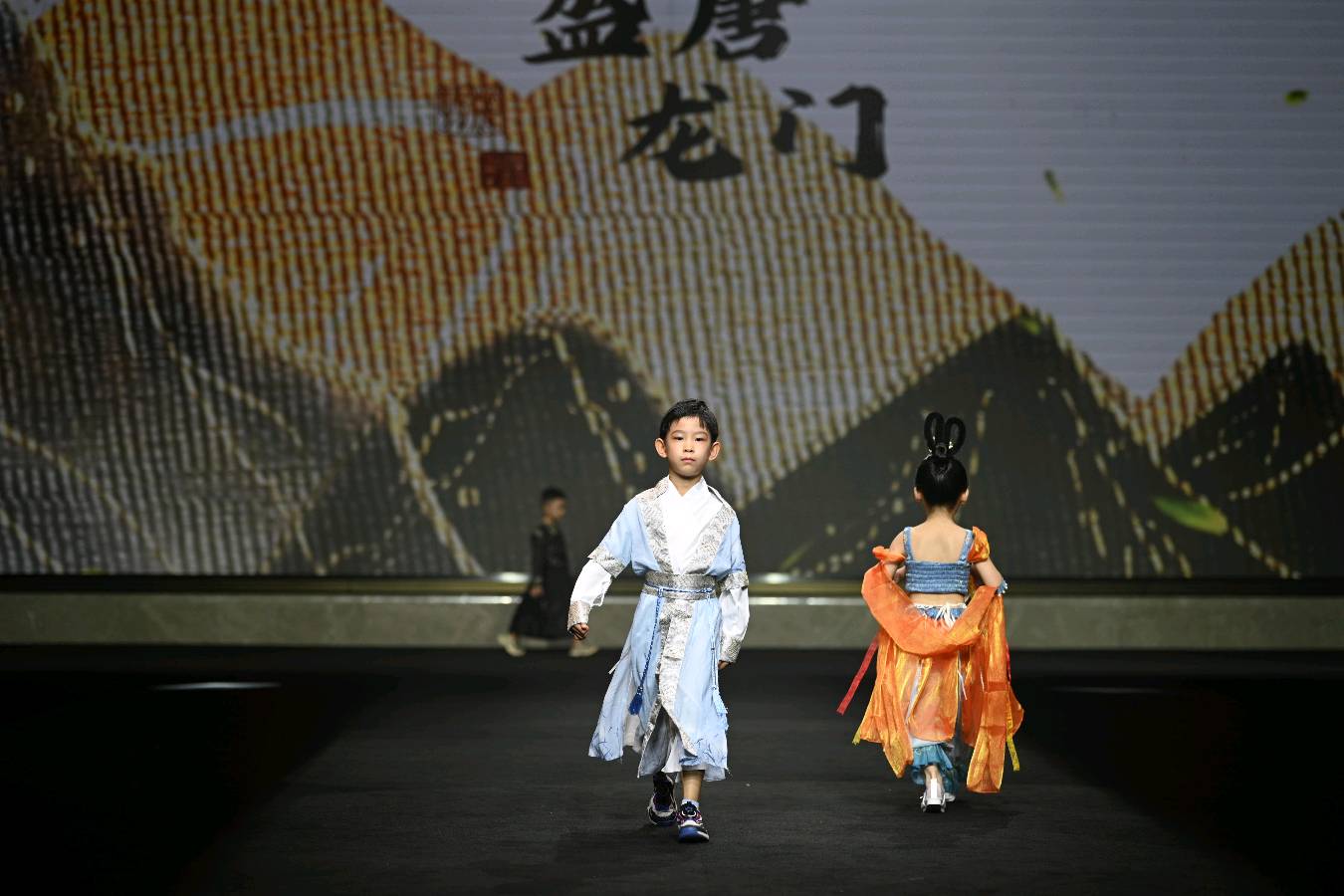 传承汉服文化 ：一件汉服温暖一座城（图6）