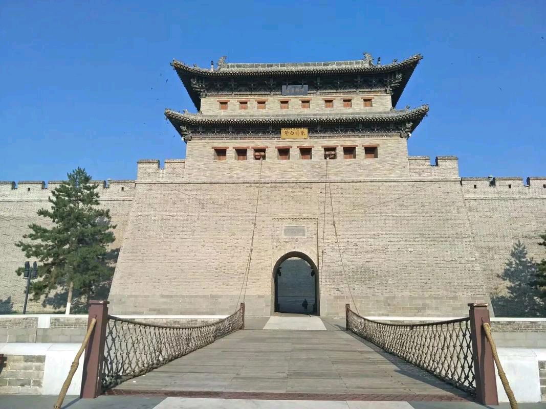 东方书剑的《【双调•沉醉东风】游大同古城》