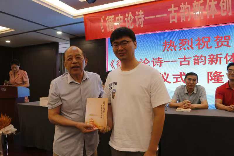 拍照忙题记，在秦峰诗人新书首发日田先奇先生拍照忙。曾宪云（图5）