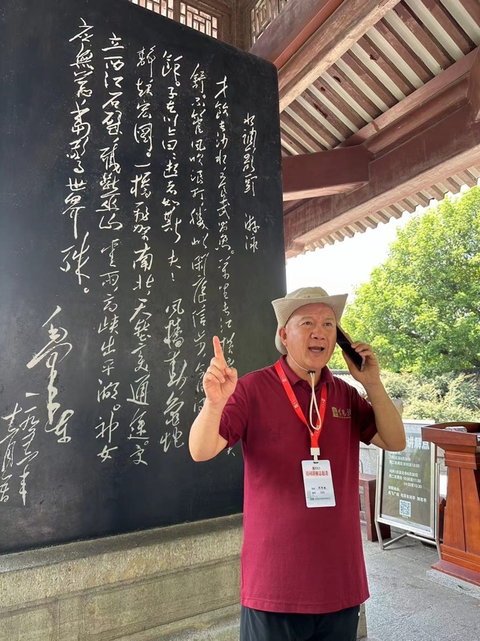 美籍华人称赞志愿者讲得非常好！作者周智敏