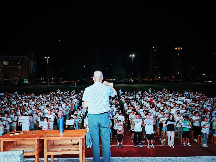 孟国泰点燃贵州沿河实验中学开学第一课（图2）