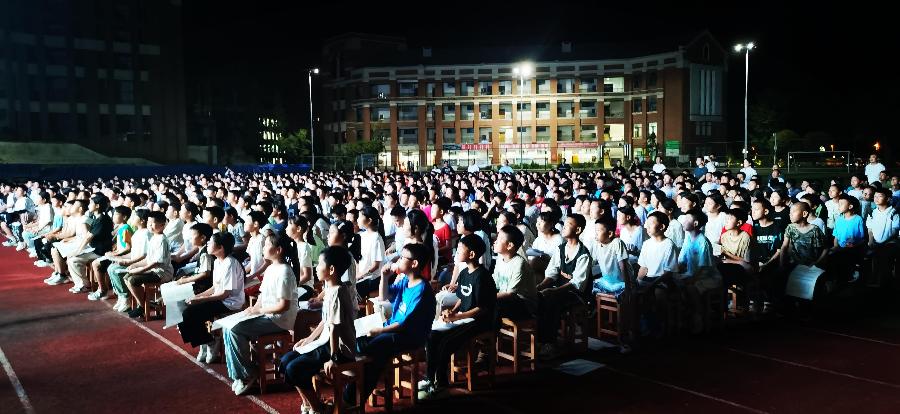 孟国泰点燃贵州沿河实验中学开学第一课（图4）
