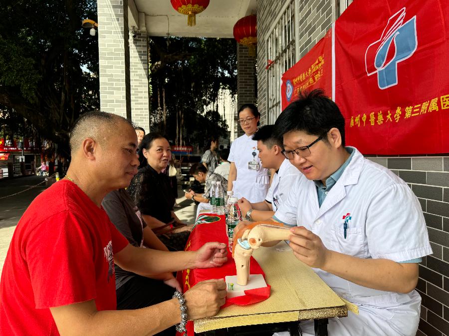 医者仁心：李朋医生 的双重担当（图14）
