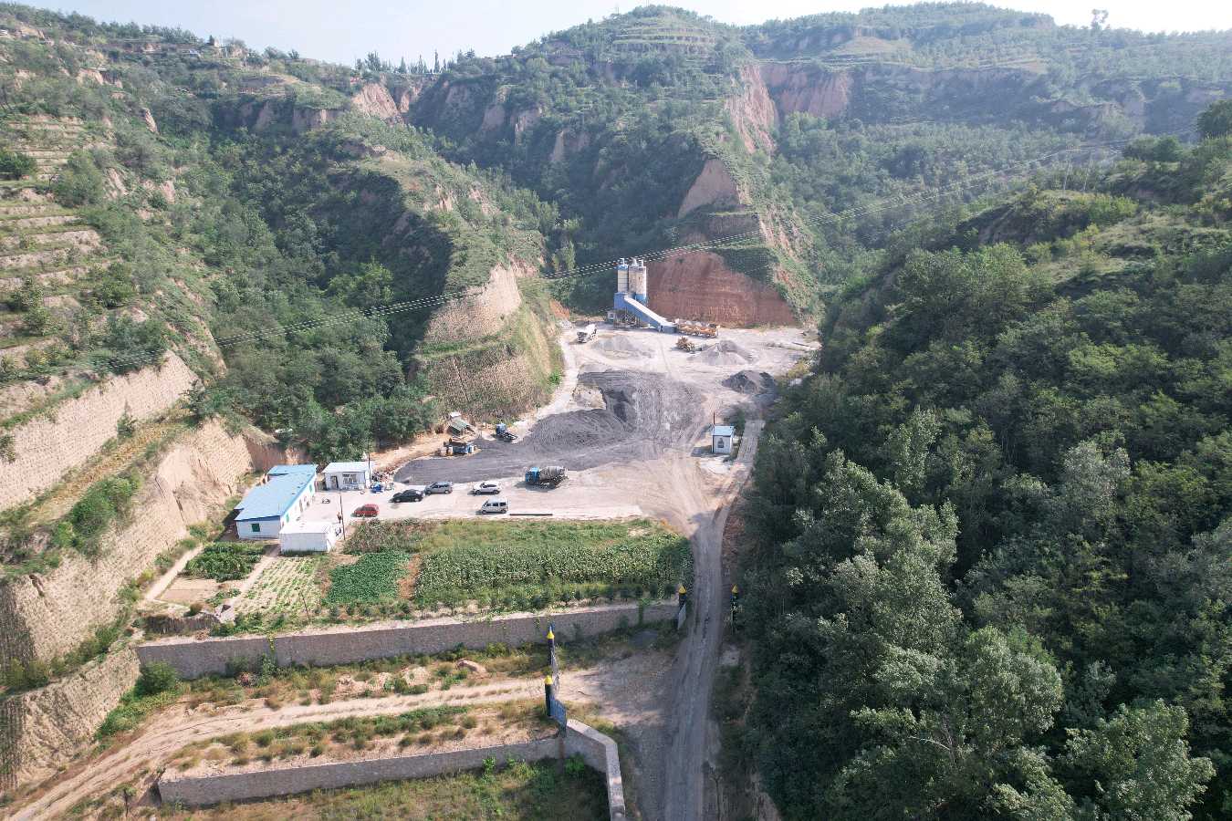 山西中阳县金罗镇黑搅拌站污染严重，监管部门互相推托，无人监管