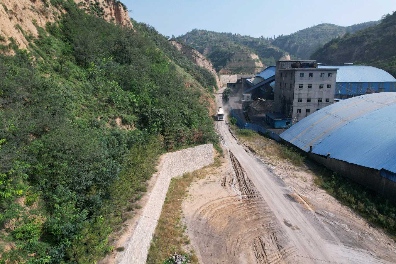 山西中阳县金罗镇黑搅拌站污染严重，监管部门互相推托，无人监管（图2）