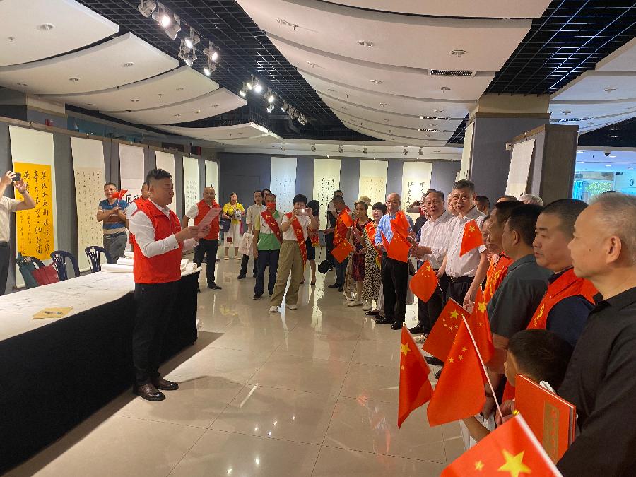 翰墨丹青颂中华，好人老兵喜交流（图2）
