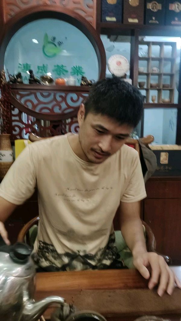 罗飞增：卖茶谋生的小潘