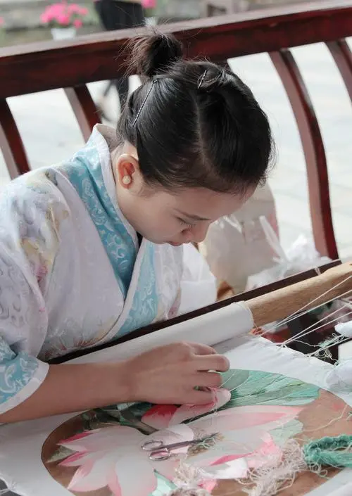 《绣》作者:丹桂飘香【主播:青青草】【桃源国际诗歌文化传媒】用声音传递温暖以诵读致敬人生♬（图5）