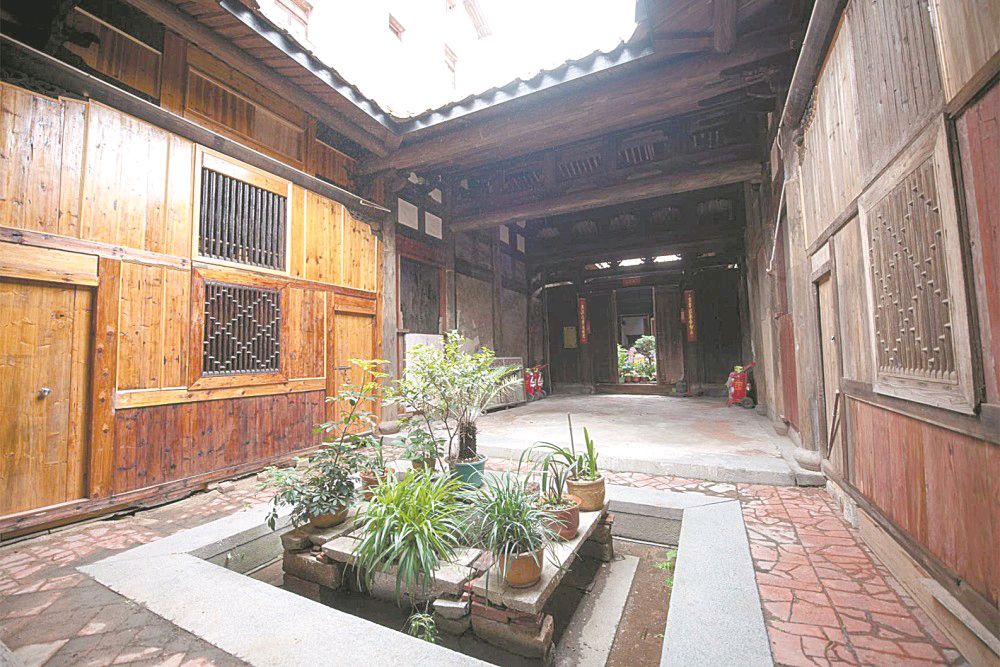 【长篇小说联播3】 江南风雨 文/汤文来第三集：诡异宅院 主播/小薇（图3）