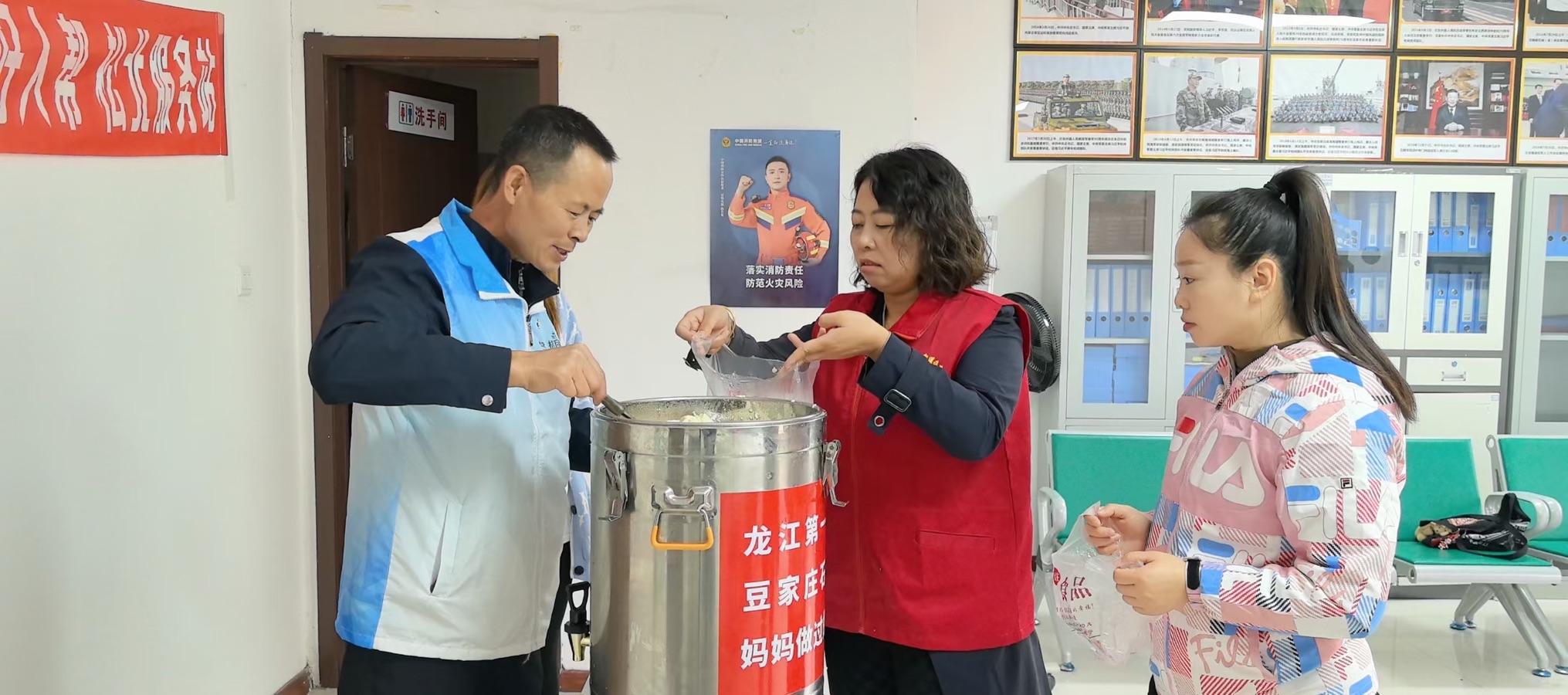 我见到了真正的“活雷锋”,作者善举(图11)