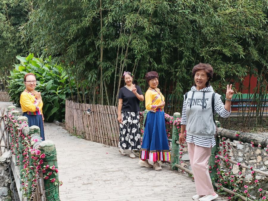 刘林丽诗歌作品《笑靥如花的我们》合诵【五月的鲜花诗歌朗诵艺术团】部分团员（图46）