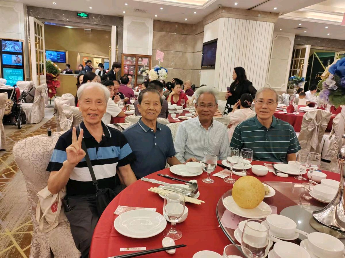作者:曾少棠《喜校友聚会》12209期~新京都文艺