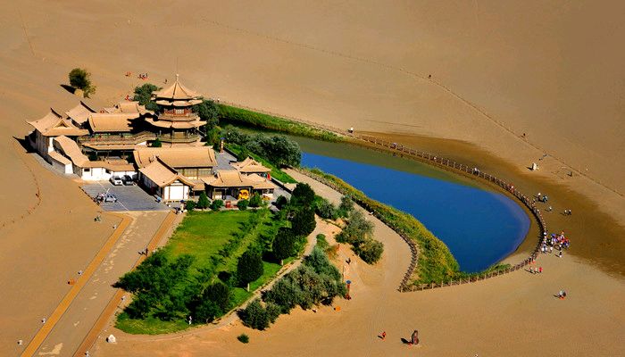 郝秀建的《鸣沙山与月牙泉》