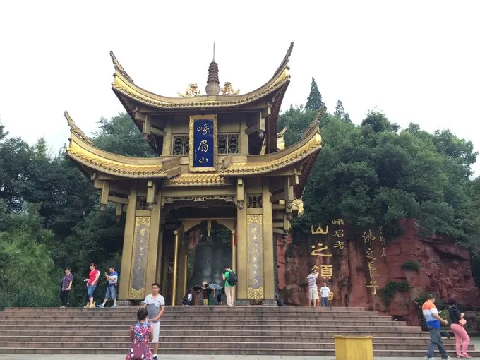 登娥眉山（文/金刚悬剑）……莲叶之珠文学社