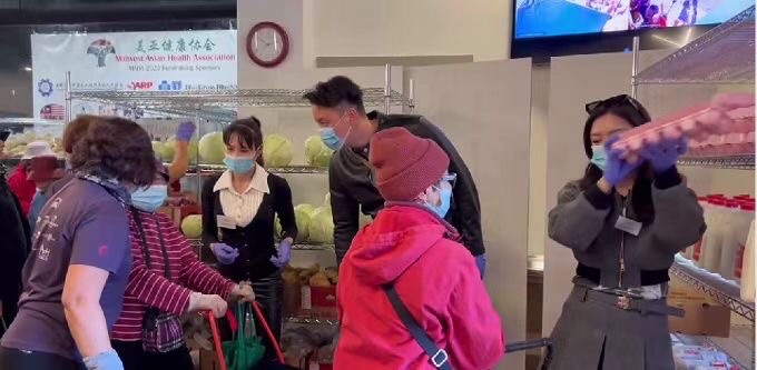“花样美男”巫迪文到访芝加哥：美亚健协客串义工（图3）