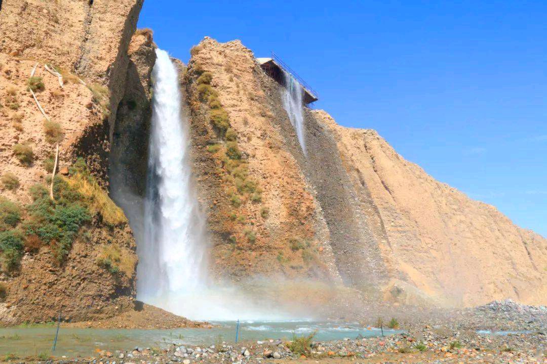 郝秀建的《洪水河大峡谷》