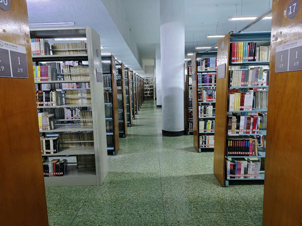 走进烟台大学承先图书馆（图6）
