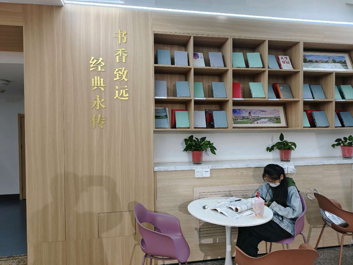 走进烟台大学承先图书馆（图3）