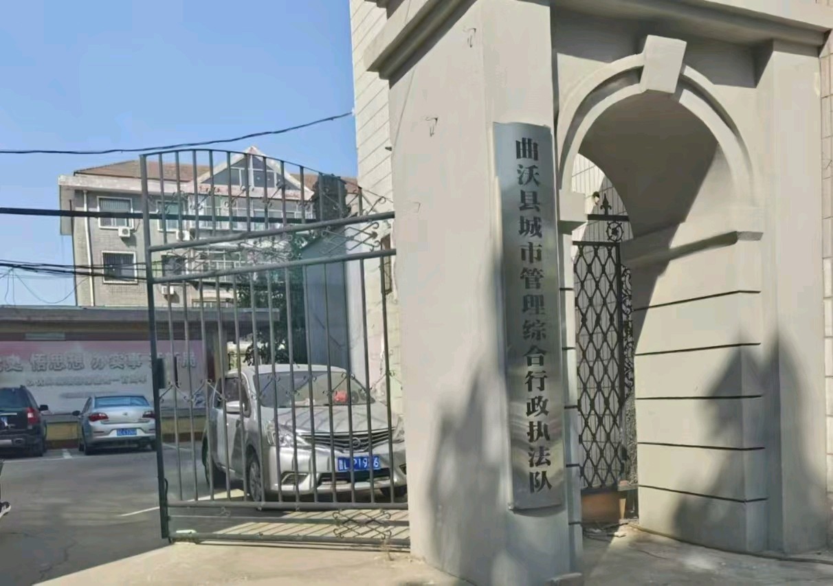临汾市曲沃县城市管理综合行政执法队人员开着无牌电动四轮车执法