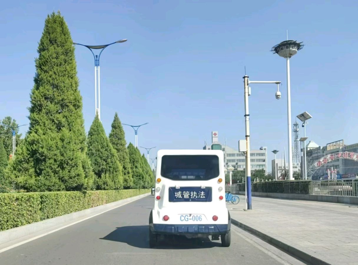 临汾市曲沃县城市管理综合行政执法队人员开着无牌电动四轮车执法（图3）