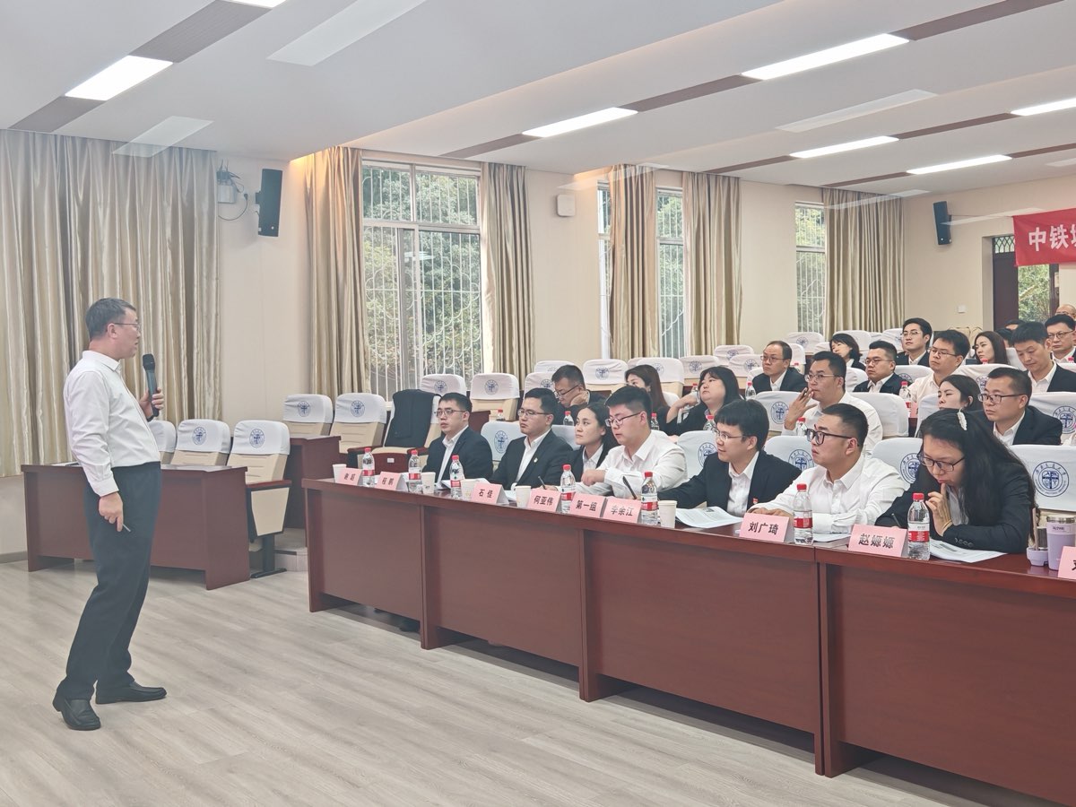 李景中教授在西南交通大学峨眉山校区讲授《争做本领高强担当作为的领导干部》专题课(图4)