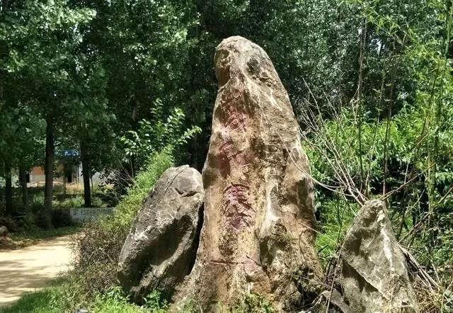 东方书剑的《七律•陪确山诗友游泌阳义和寨》