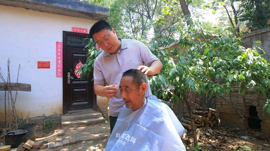 “铁血丹心 拥军爱民”文学采风作品选《小 剪 大 爱》●文/张渭英(陕西宝鸡)(图3)