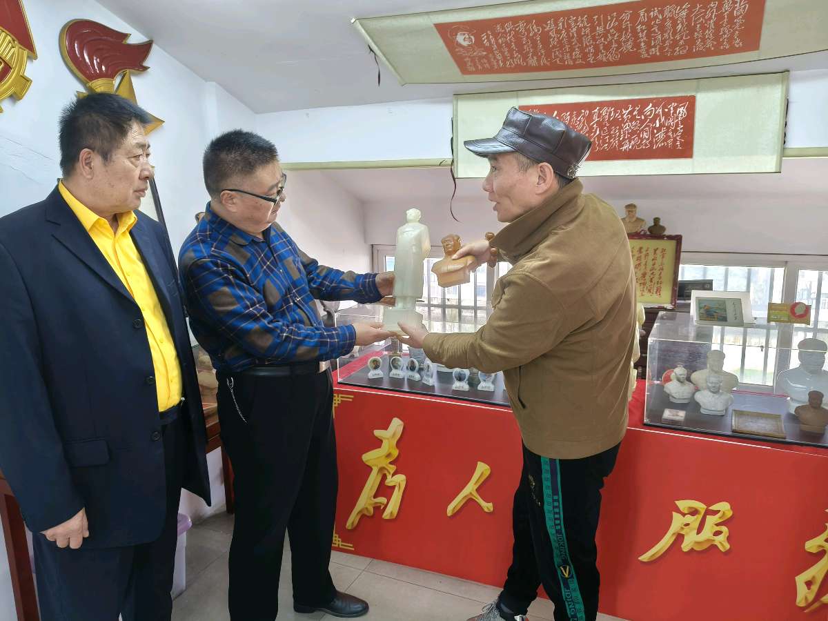 马新存主任调研江苏红文文化发展有限公司，红色收藏家段威热情接待