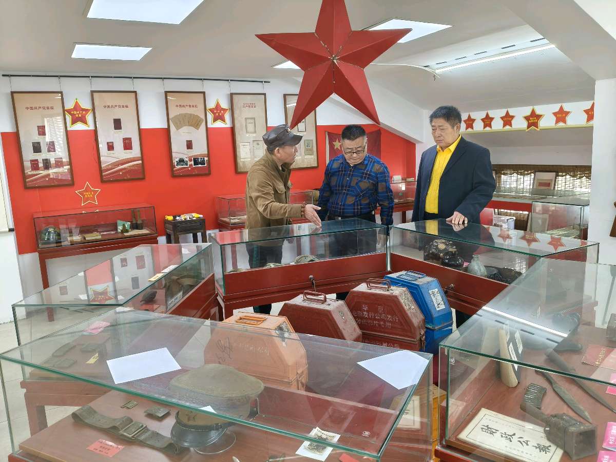 马新存主任调研江苏红文文化发展有限公司，红色收藏家段威热情接待（图6）