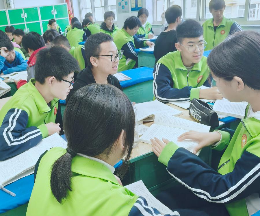 用心感受教育魅力，用行动践行教育真谛