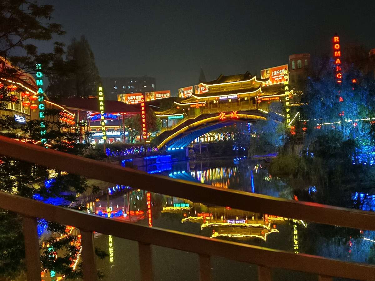 夜游凤凰城 (组诗) 湖北 蓝天风