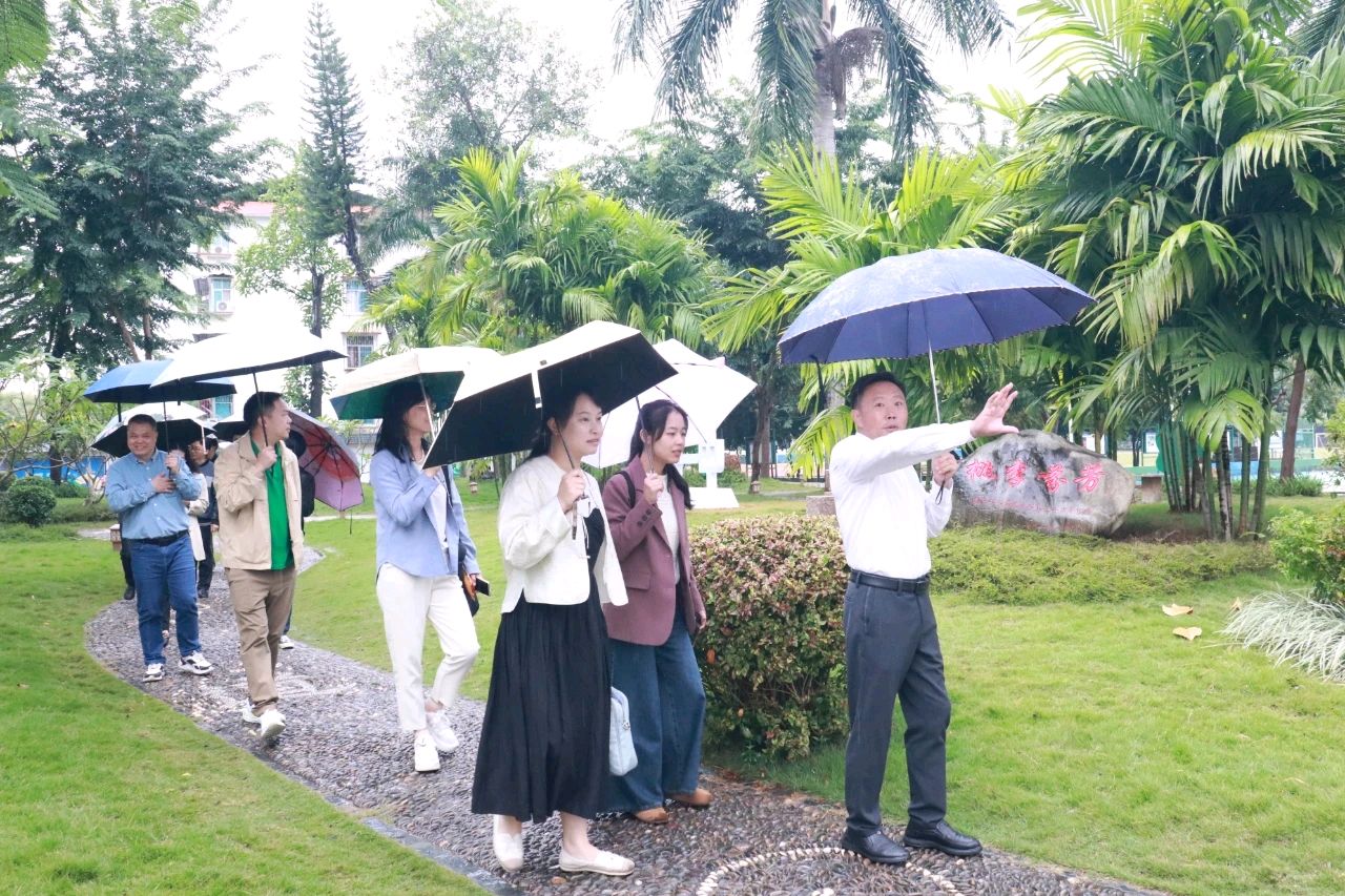 桂林市教育科学研究所专家组莅临西双版纳州第一中学考察交流（图3）