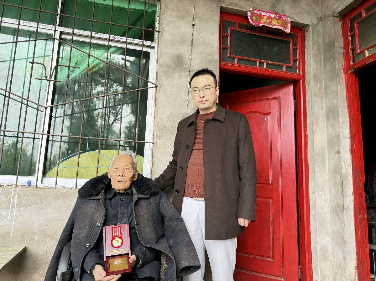 赵东强看望四川省通江县90多岁参战老兵唐朝富