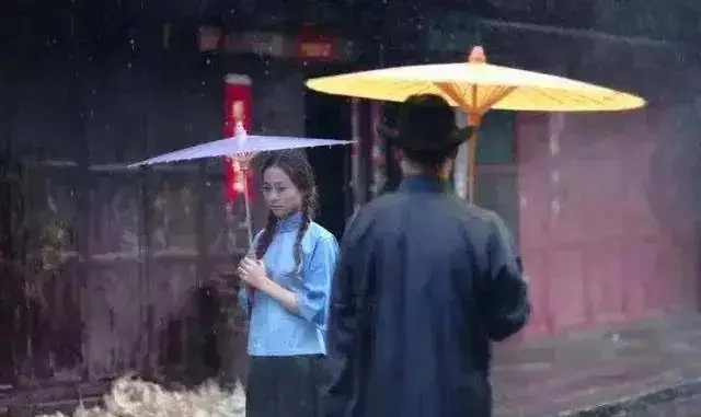 【名人名篇】余秋雨散文《遇见》合诵/冬日艳阳 金南 瑞雪丰年 傲雪红梅 张丽 【花雨馨声】第717期(图6)