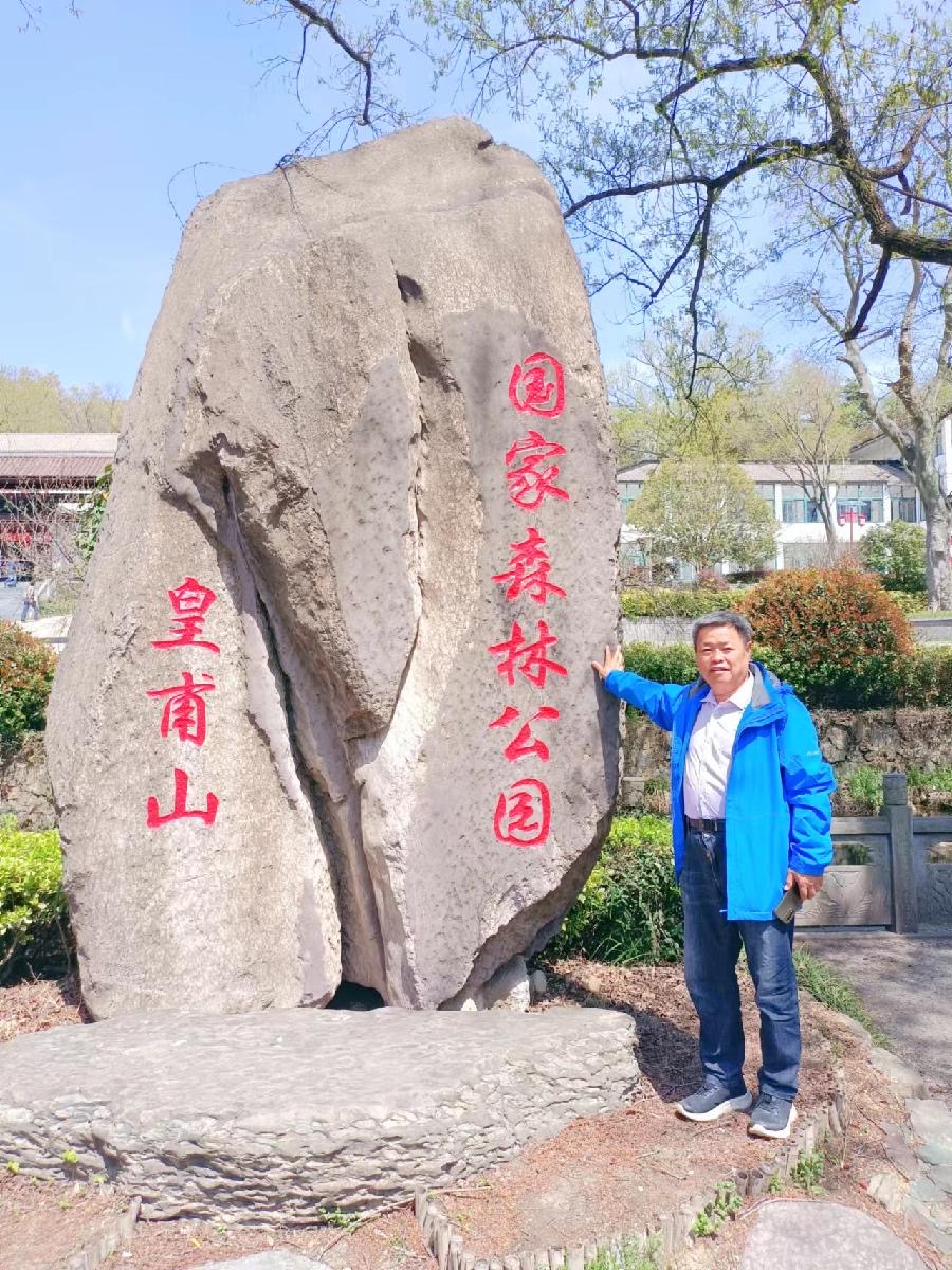郑剑：《总有人在秋天里抓挠着什么》海外头条（图6）