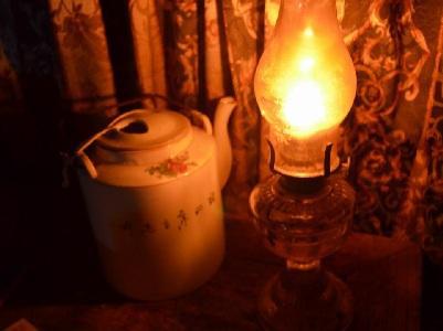 《难忘老屋那盏灯》作者/李天学 主播/馨园小主 主编/胡琴