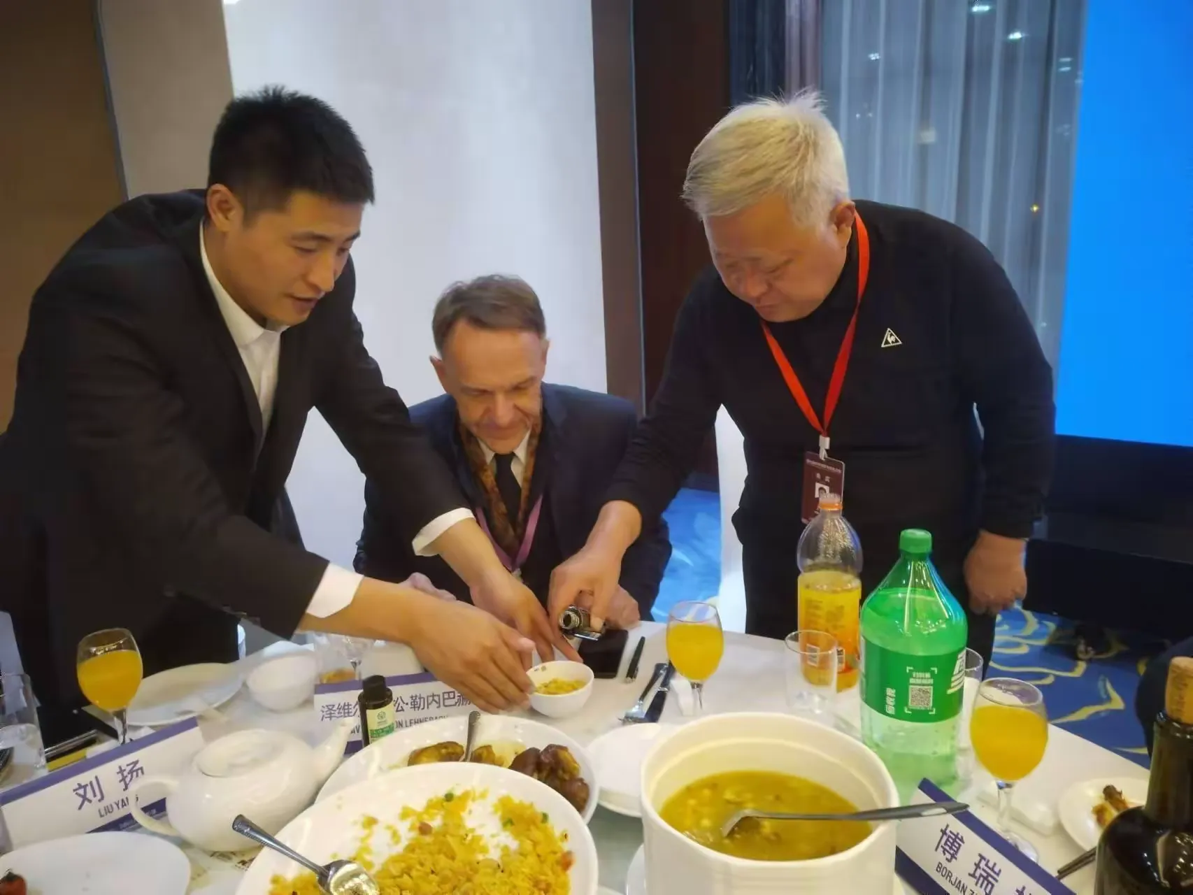 简篇-正信集团:味传中外,香飘友好文化之夜