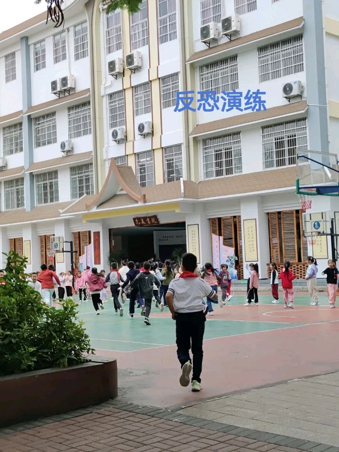 【允美教育集团】以“演”筑防,以“练”护航——西双版纳州允景洪小学反恐防暴安全应急演练(图11)