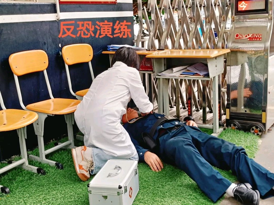 【允美教育集团】以“演”筑防,以“练”护航——西双版纳州允景洪小学反恐防暴安全应急演练(图13)