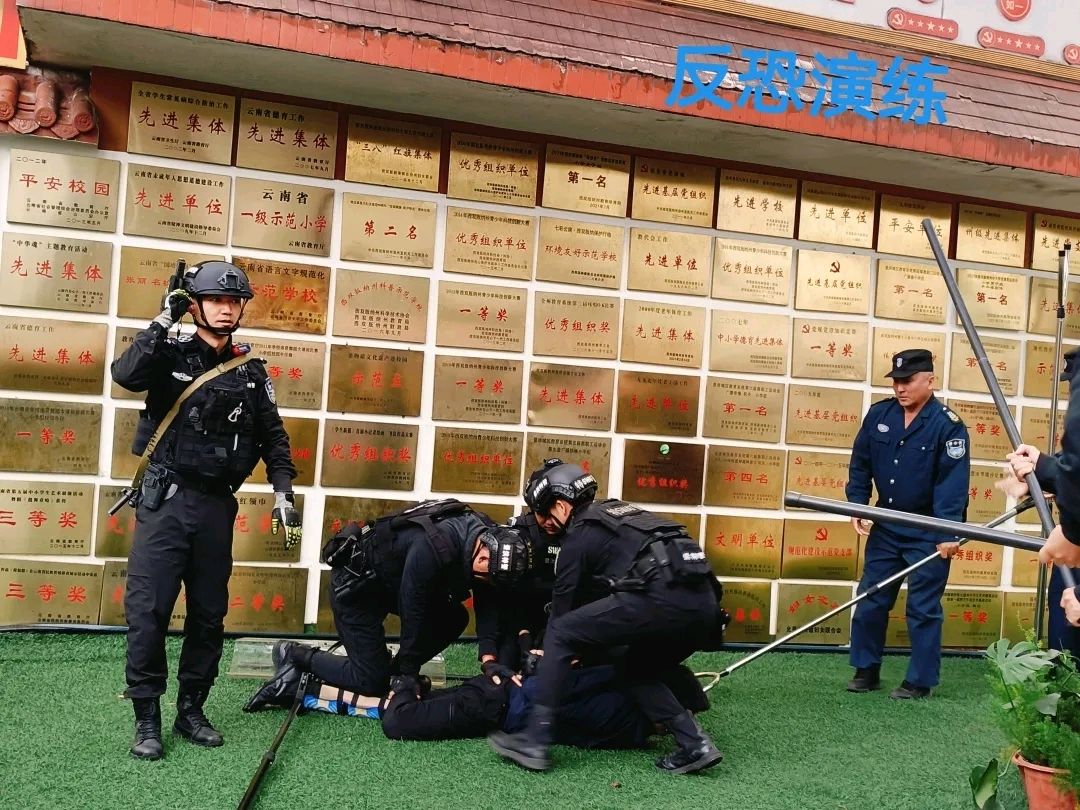 【允美教育集团】以“演”筑防,以“练”护航——西双版纳州允景洪小学反恐防暴安全应急演练(图12)