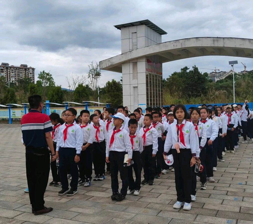 【允美教育集团】西双版纳州允景洪小学 “红领巾爱祖国——共守祖国疆土 共建美好家园”行走的思政课第七期活动(图11)