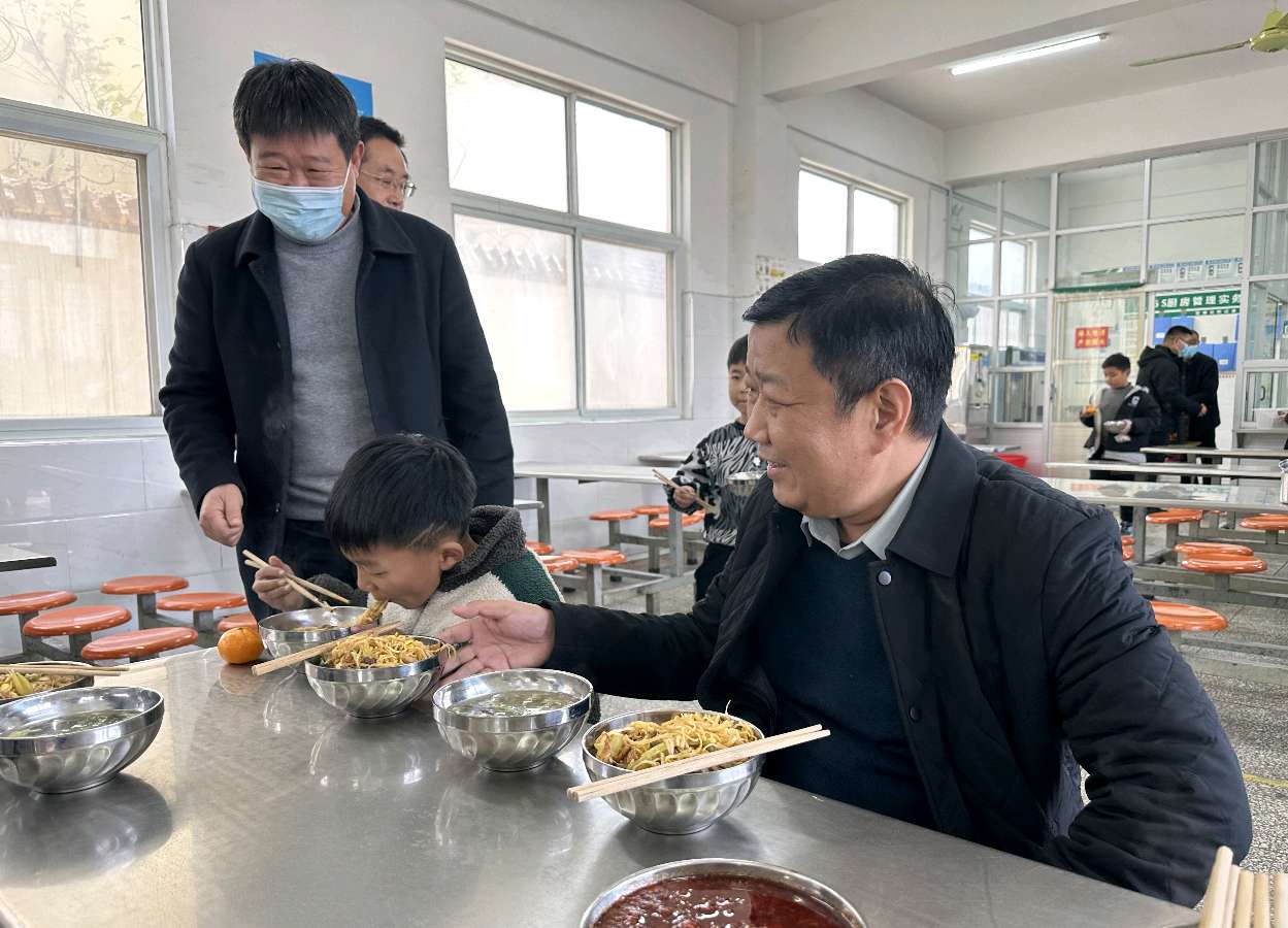 宝丰县张八桥镇:镇长化身“饭搭子” 严守师生盘中餐