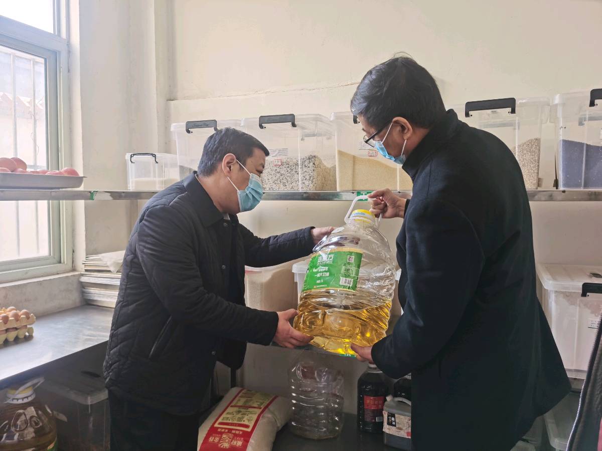 宝丰县张八桥镇：镇长化身“饭搭子” 严守师生盘中餐（图3）