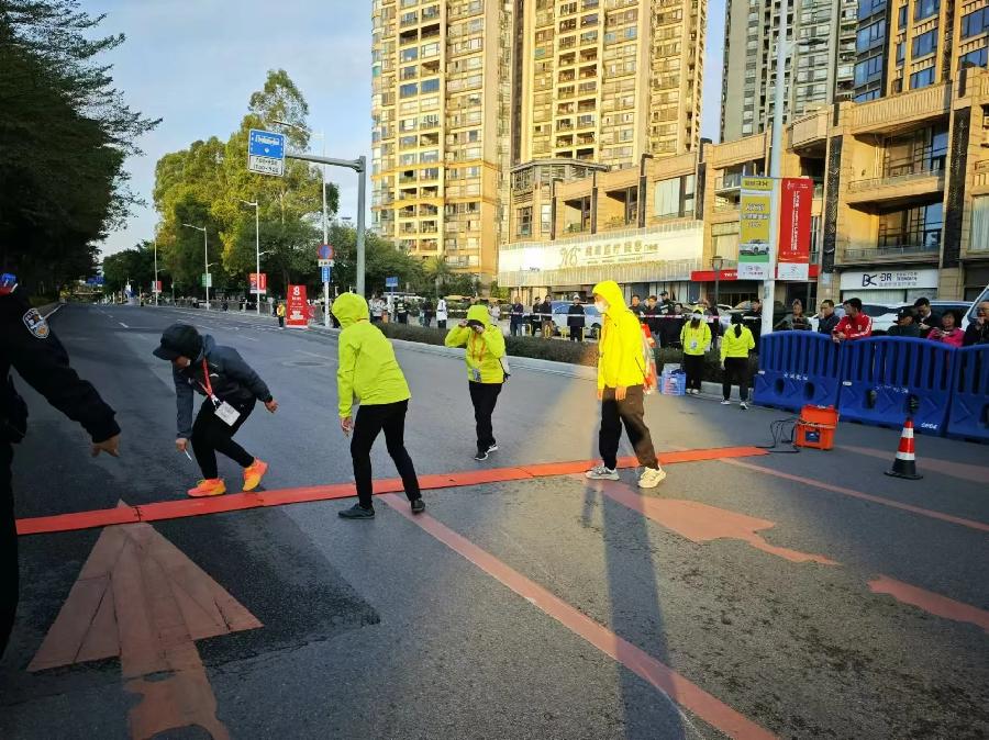 志愿者们再携广马 确保活动顺利进行（图8）