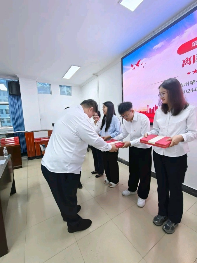 青春奋进 砥砺前行——西双版纳州第一中学教师团支部主题活动(图15)