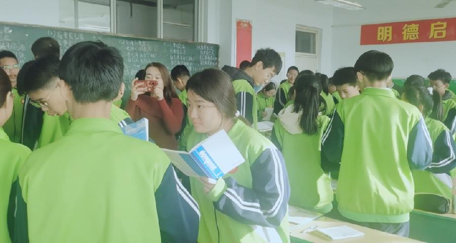 特稿:看着小老师上的课,娟儿笑成了一朵大菊花——小老师蔡逸琴上“三标道法课”引发强烈反响(图3)