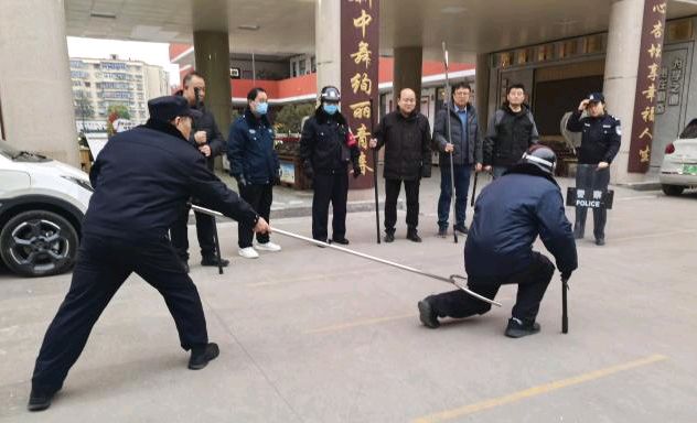 《严守安全防线 守护平安校园——新建路中学举行防暴反恐应急演练》（图10）