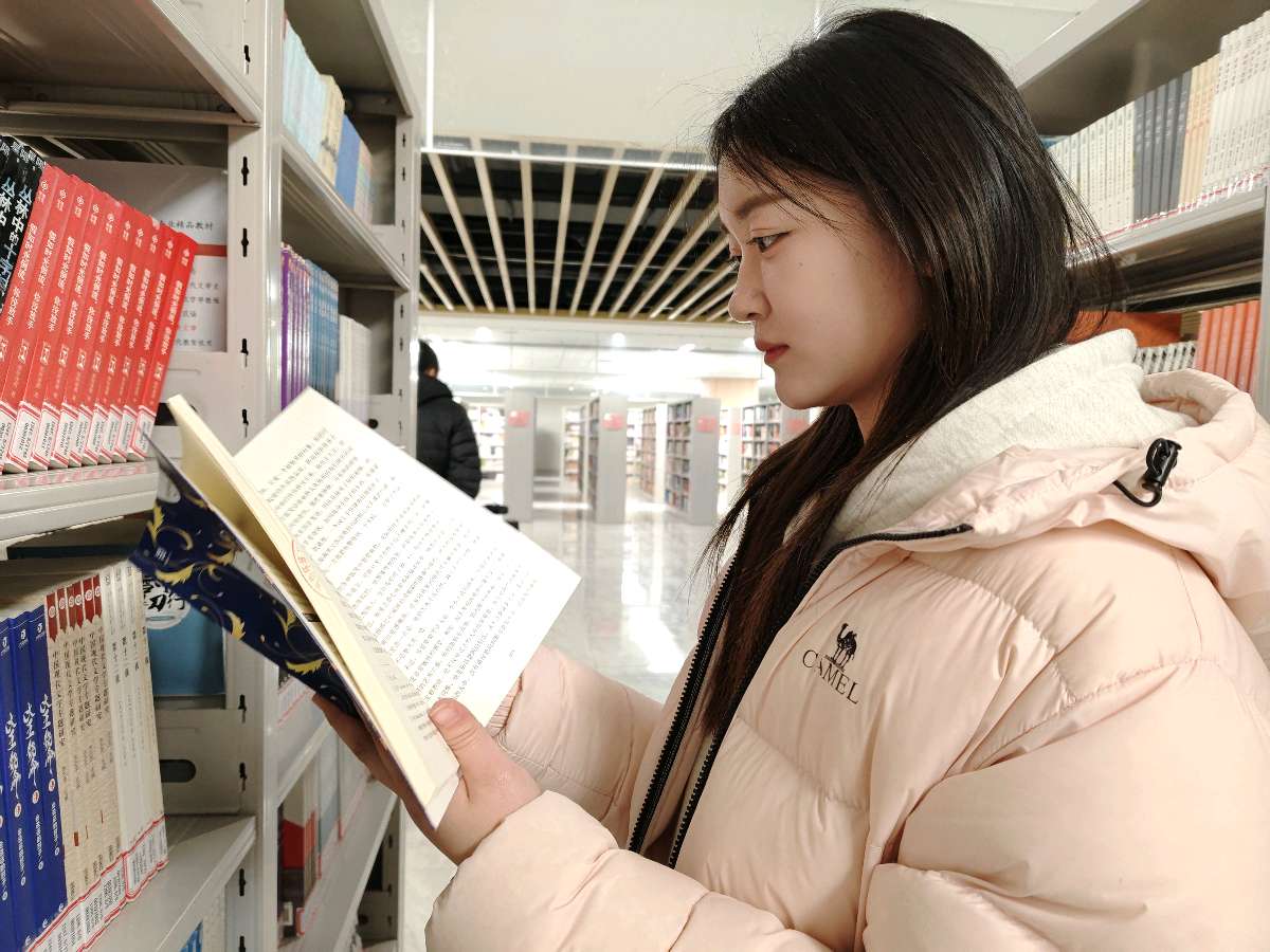 《夜幕下的潍环院图书馆》潍坊昌邑